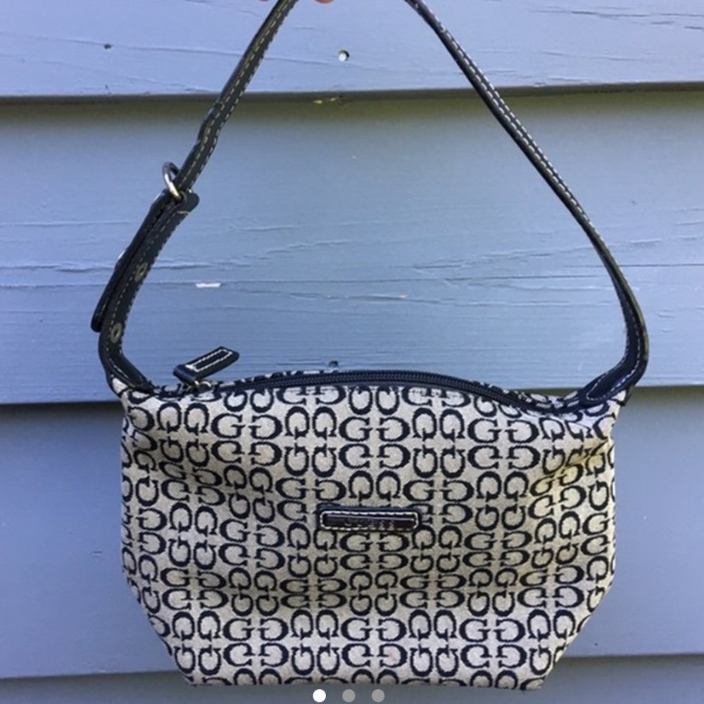 Guess Purse Listing for Shialyn!